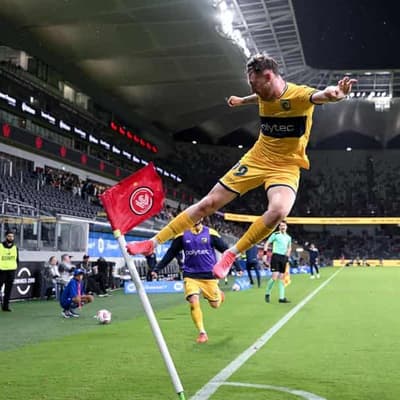 Mariners rise to see off Wanderers in 3-1 ALM win