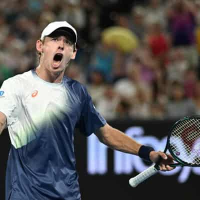 Ruthless de Minaur keeps Australian Open dream alive