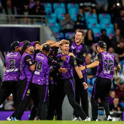 Hurricanes hold out Sixers for Big Bash final spot