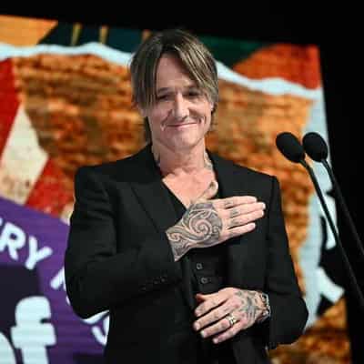 Keith Urban pops up at a country pub, accepts honour