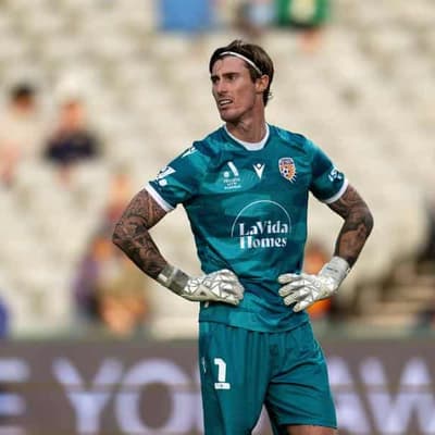 Sail goalkeeping howler gifts Mariners draw with Glory