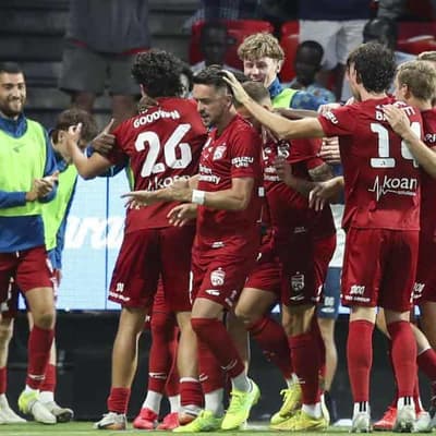 Reds keep heat on leaders Auckland after Veart pep talk