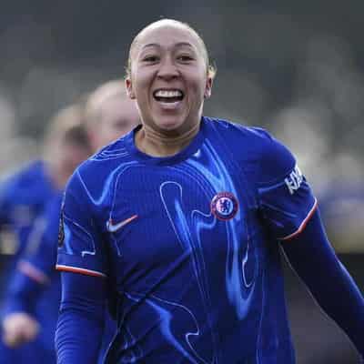 Kerr ends her dramatic week cheering Chelsea to key win