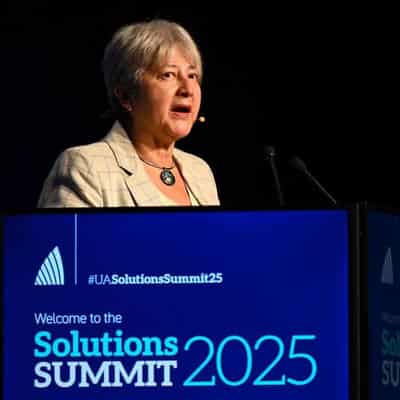 Foreign student numbers should be 'depoliticised'