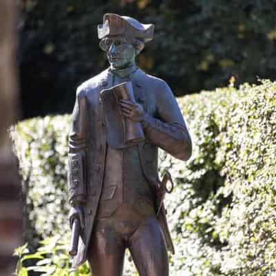 Vandals scared off trying to decapitate Captain Cook