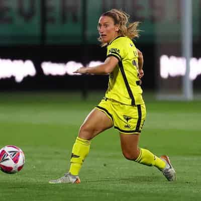 Phoenix fight past Wanderers to keep finals hopes alive