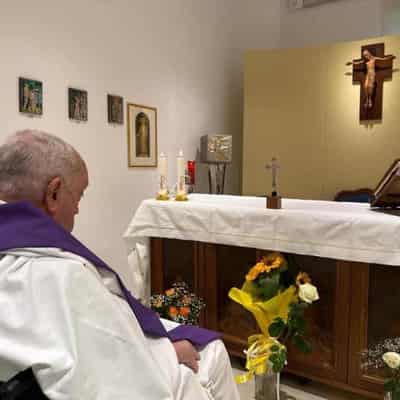 First photo released of convalescing Pope