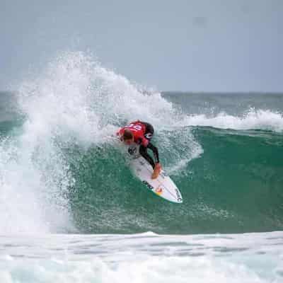 Picklum beats Wright to make surf semis at Supertubos