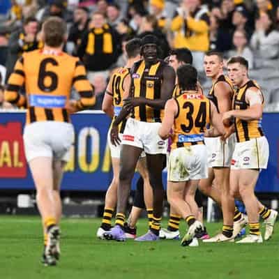 Hawks go 3-0, pile more pressure on tired Carlton