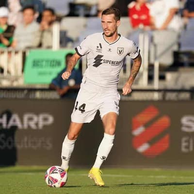 Jakolis scores ALM hat-trick as Bulls crush Roar 5-1