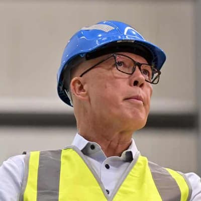 Dutton campaign rolls on with tribute to 'stoic' father