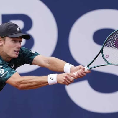De Minaur back on track with smart start in Barcelona