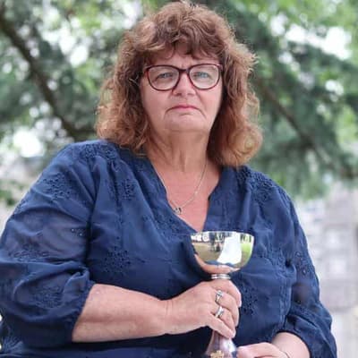 Church acknowledges priest's daughter after DNA first