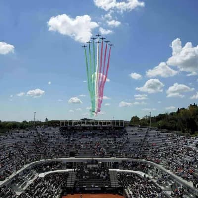 De Minaur progresses despite interruption by air aces