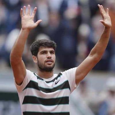 Sinner, Alcaraz flex muscles at Roland Garros