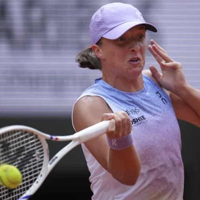 Swiatek fuelled by 'positive energy' to oust Raducanu