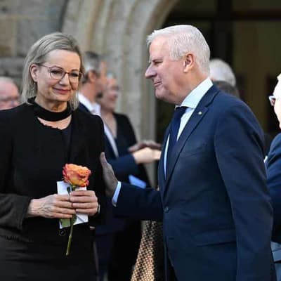 'Chain of love': political leader farewells her mum