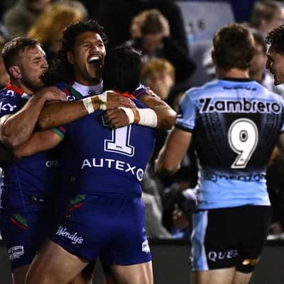 Warriors slaughter Sharks as NRL's top four break away