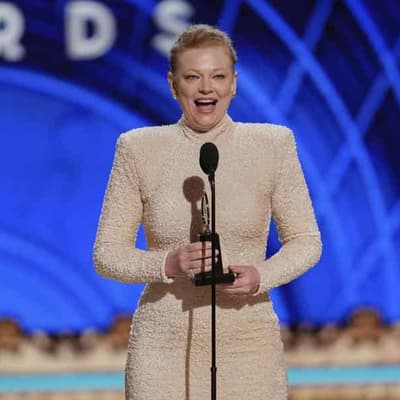 Sarah Snook picks up Tony Award for Dorian Gray