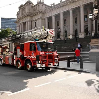 Premier backs fire leaders after no-confidence vote