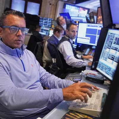 Wall Street rises as Fed minutes put rate cuts in focus