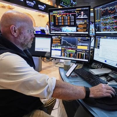 Wall Street closes mixed amid focus on trade talks