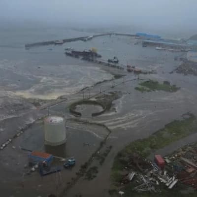 Massive Russia quake sends tsunami waves across Pacific