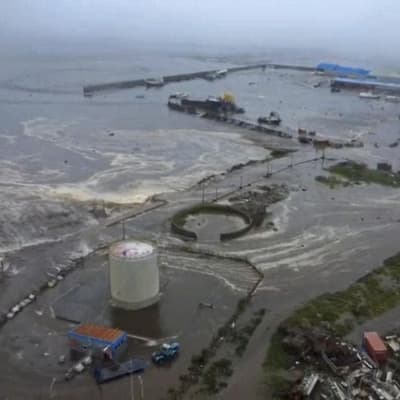 Tsunami risk eases, volcano erupts after Russian quake