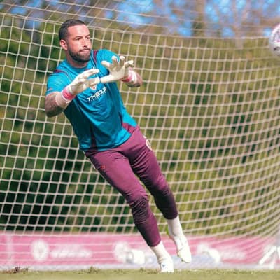 Ties bind Roar coach, keeper in club's revival effort