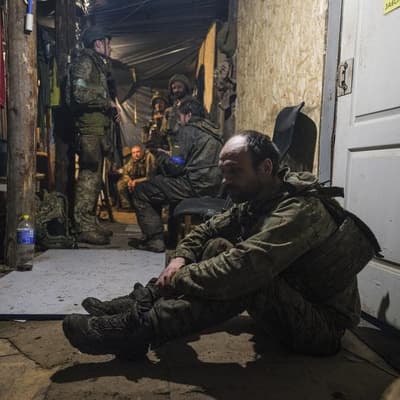 Zelenskiy chats with Trump ahead of Putin deadline