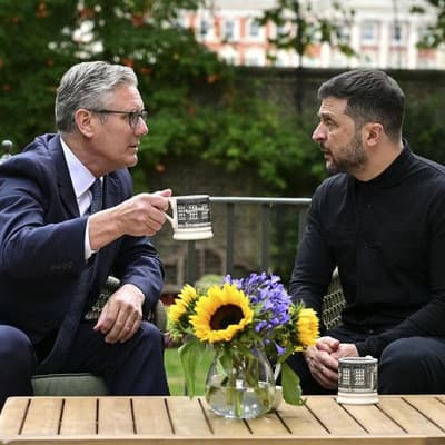 Zelenskiy in UK as Ukraine braces for Trump-Putin meet