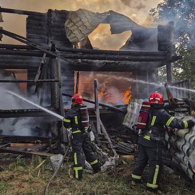 Russia hammers Ukraine as peace efforts drag on