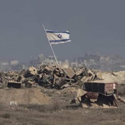 Israel tanks close in on Gaza City, Trump to chair meet