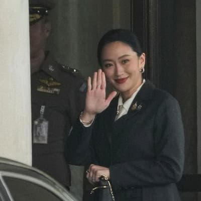 Thai court sacks PM over compromising phone call