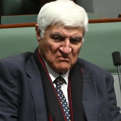 Bob Katter in strife for threatening to punch reporter