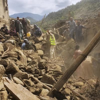 Commandos airdropped to rescue Afghan quake survivors