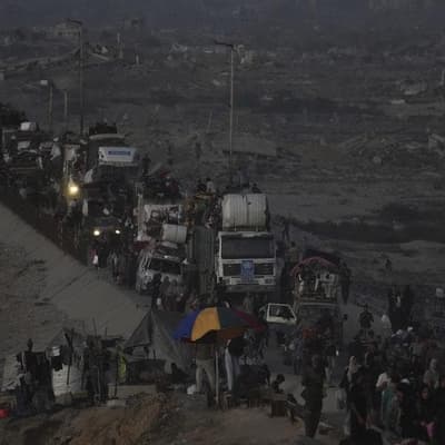 Israeli troops advance on Gaza City as residents flee