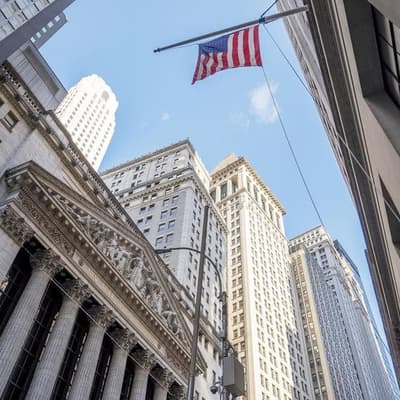 Wall St indexes close lower, data clouds rate outlook