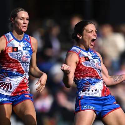 Blackburn's Bulldogs bite as Magpies captain hurts knee