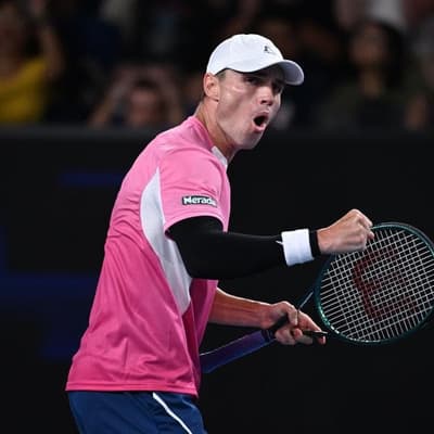 Aussie serves it up to veteran in straight-sets victory