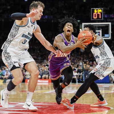 Davis stars as Sydney thrash winless Breakers