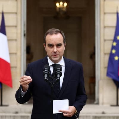 French crisis deepens as government quits after one day