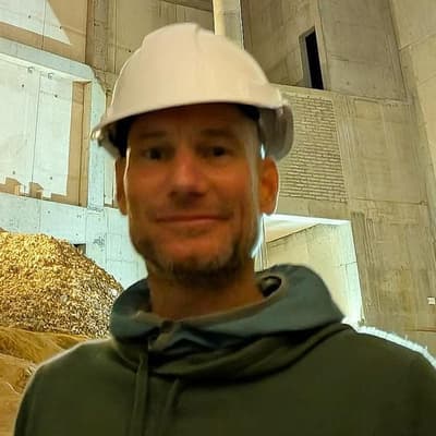 Sculpture worker says he was sacked after safety alarm