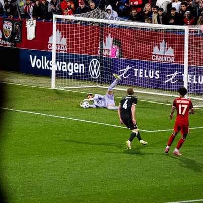 Izzo makes case to dislodge Roos skipper at World Cup