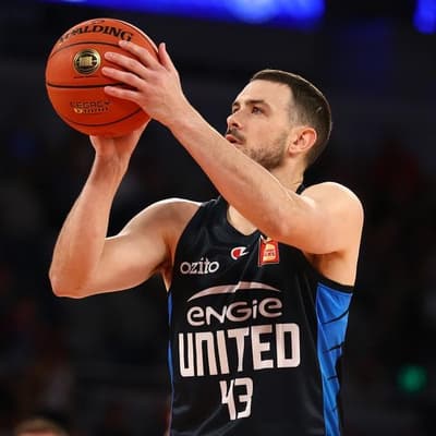 Unbeaten Melbourne thump Taipans in Goulding's return