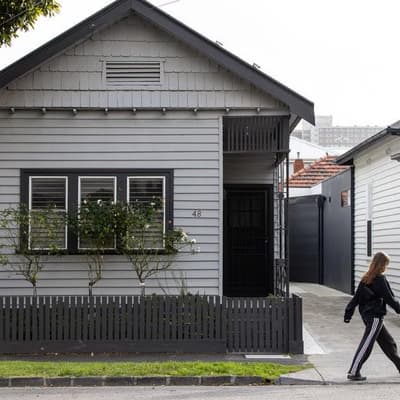 Young Australians buy shares as property dream fades