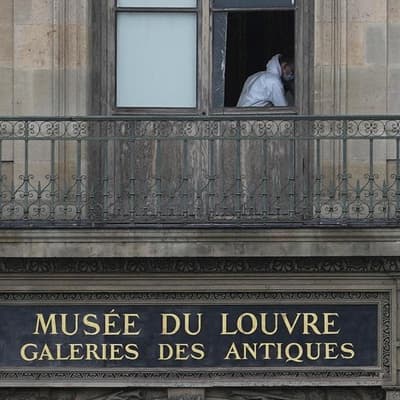 Brazen thieves rob priceless jewels from Paris' Louvre