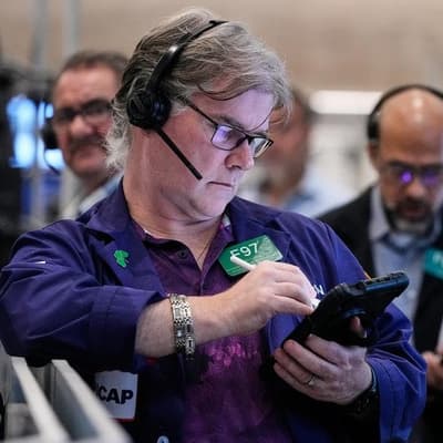 Wall Street ends mixed as earnings lift the Dow