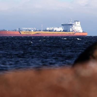 US imposes sanctions on two Russian oil companies