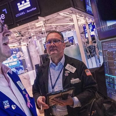 Wall Street ends higher amid mixed earnings